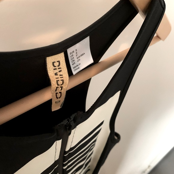 H&M black dress, worn once excellent condition. Rare style - Picture 2 of 4